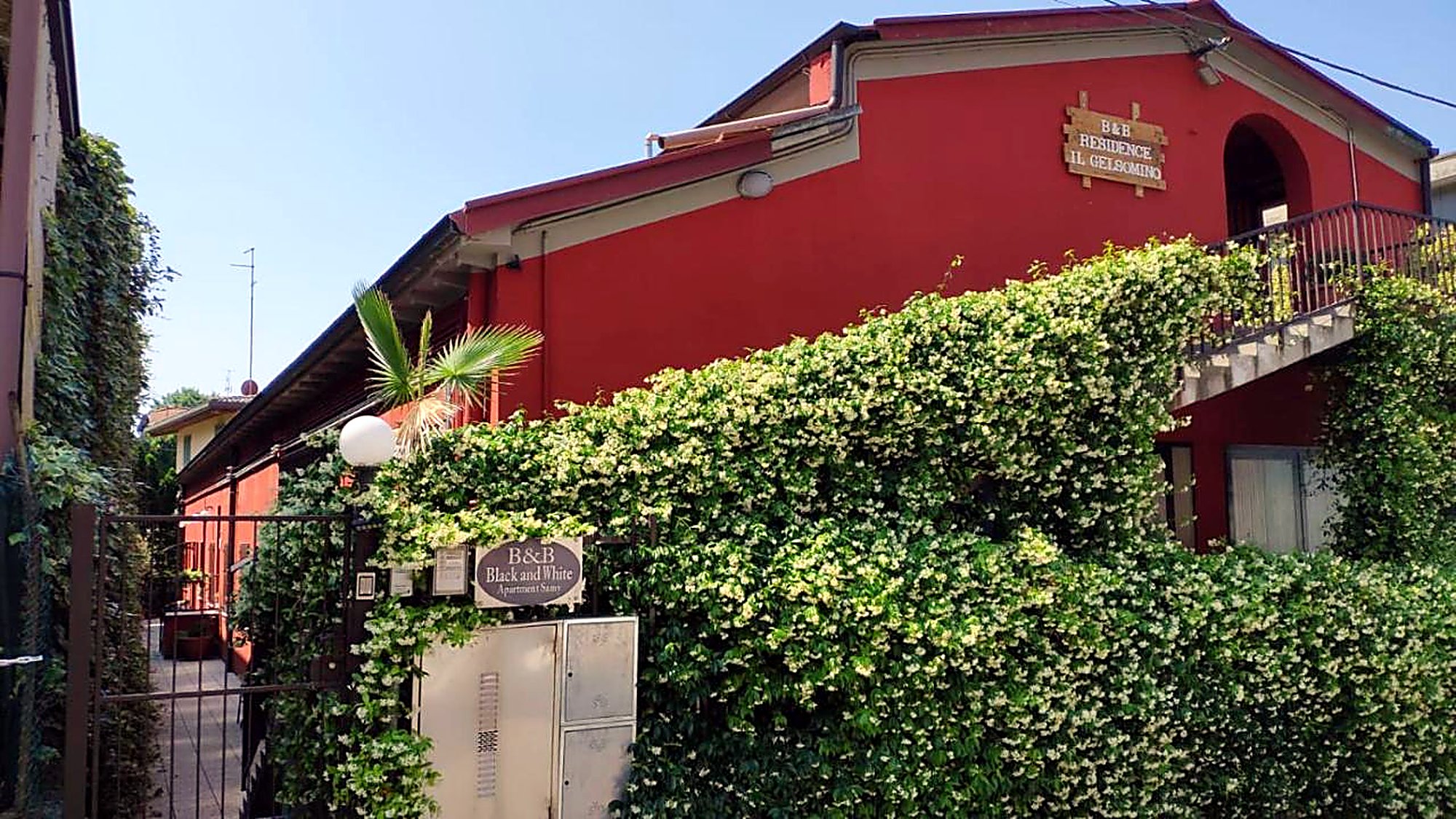 La facciata del residence con la siepe di gelsomino